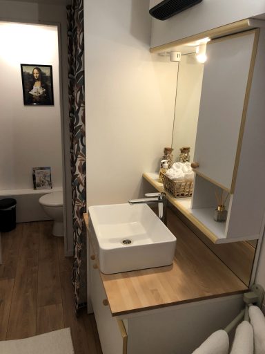Salle de bain complète avec WC – Gîte Carpe Diem Salle de bains moderne avec lavabo blanc et miroir, décorée sobrement.