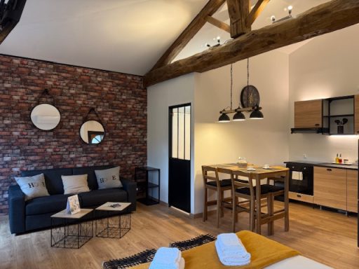 Cuisine équipée avec espace repas dans le gîte Le P’tit Loft