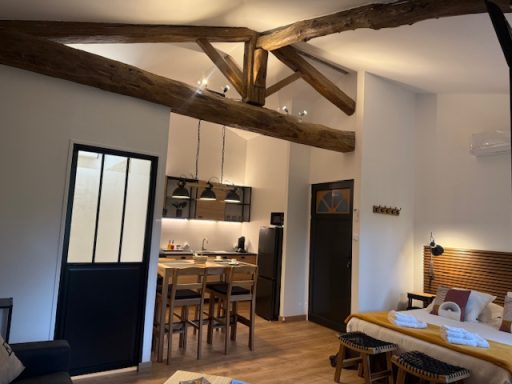 Vue d’ensemble de la cuisine moderne et équipée du gîte Le P’tit Loft