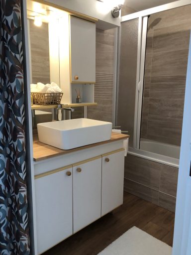 Salle de bain moderne avec baignoire – Gîte Carpe Diem Salle de bain moderne avec meuble sous-vasque, baignoire et éclairage chaleureux.